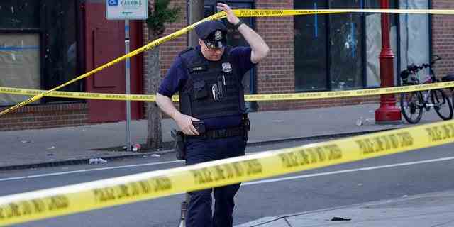 Ermittler der Polizei von Philadelphia arbeiten am Sonntag, dem 5. Juni 2022, am Tatort einer tödlichen Schießerei über Nacht in der South Street in Philadelphia. 