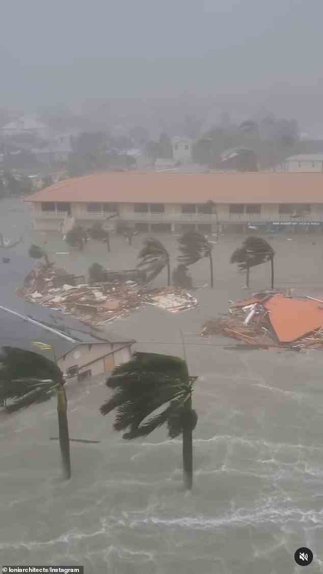 Der Wasserstand in Fort Myers ist mehr als fünf Stunden nach dem Hurrikan, der am Mittwochabend zu einem Sturm der Kategorie 3 herabgestuft wurde, immer noch extrem hoch