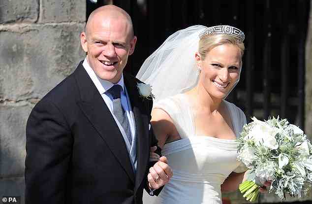 Mike Tindall wurde 2011 offiziell Teil der königlichen Familie (im Bild an seinem Hochzeitstag mit Zara), aber er gab bekannt, dass er die Königin 1992 zum ersten Mal in der Schule getroffen hatte