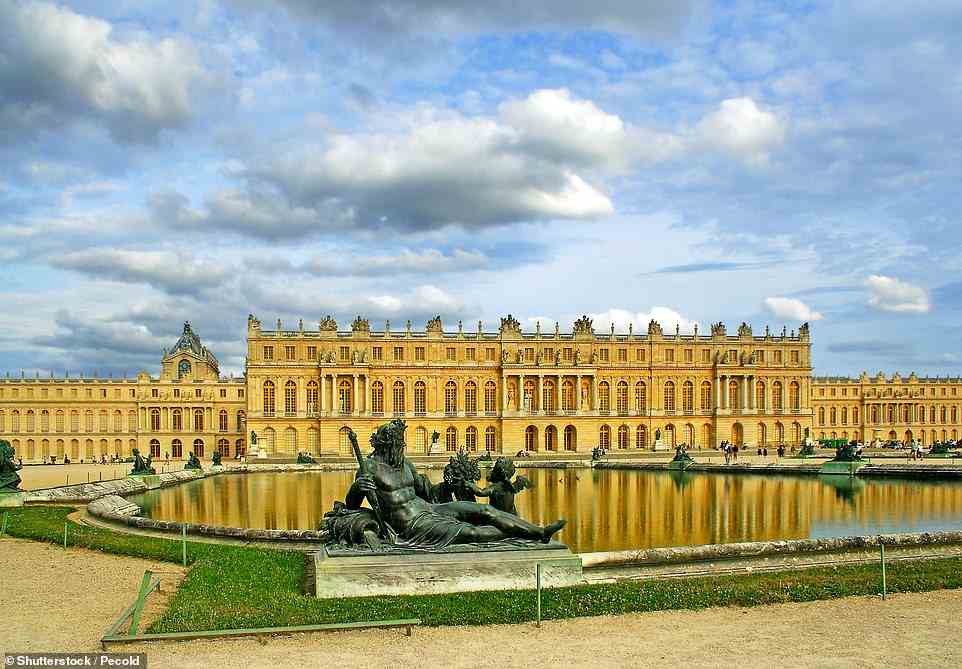 Deirdre sagt, es sei „kein Wunder“, dass Chatsworth House oft mit dem Schloss von Versailles verglichen wird (im Bild).