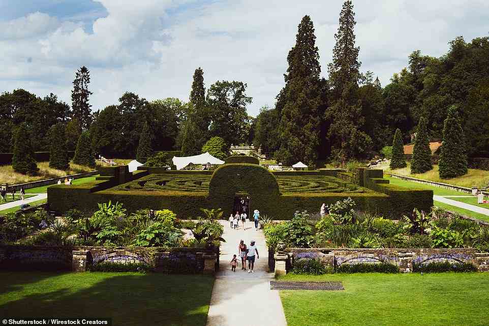 Oben sind die Gärten des Anwesens.  „Das Haus wurde gebaut, um anzugeben“, so der derzeitige Herzog von Devonshire, Peregrine Cavendish