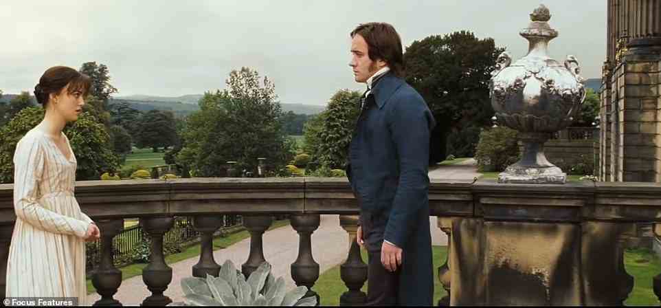Das Herrenhaus (im Bild) stand in der erfolgreichen Verfilmung von Jane Austens „Stolz und Vorurteil“ von 2005 für Mr. Darcys großen Familiensitz Pemberley.  Oben ist Keira Knightley als Elizabeth Bennet und Matthew Macfadyen als Darcy im Film zu sehen