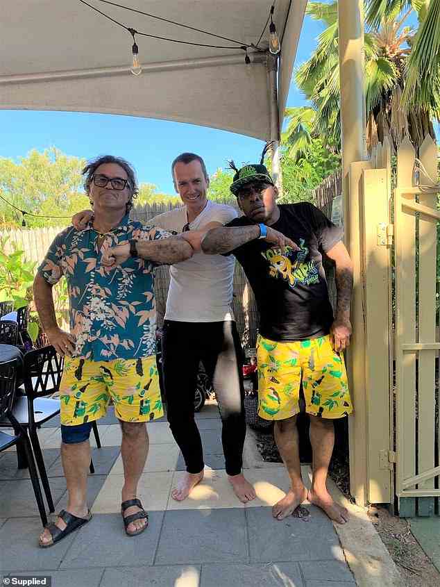 Coolio (rechts) stößt auf seiner Tour 2019 mit Groovin the Moo-Promoter Steve Halpin (rechts) und Musikbooker Rich Moffat (Mitte) an die Ellbogen