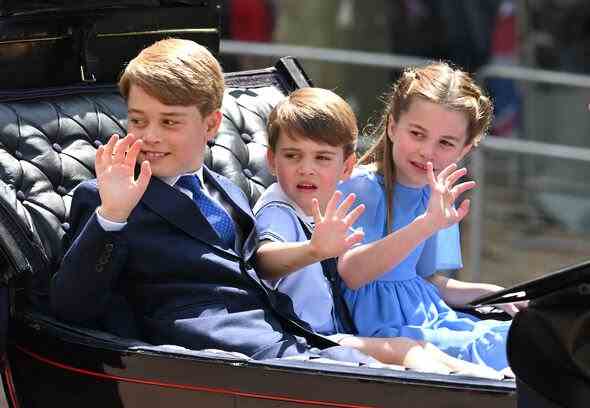 Prinz George, Prinzessin Charlotte und Prinz Louis winken 