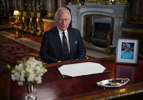 König Karl III. sitzt an seinem Schreibtisch 