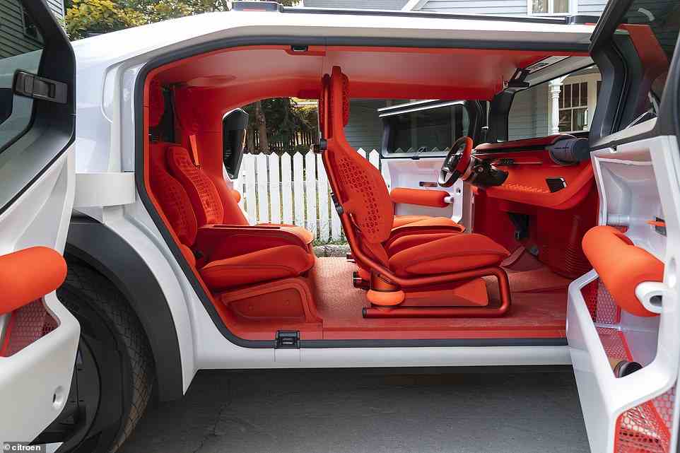 Front doors follow the example set by Ami and are identical on each side. Reducing their complexity and simplifying construction saves 20% in weight compared to a family hatchback. The narrower rear doors are hinged at the rear