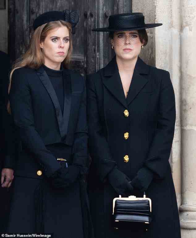 Beatrice ist hier mit ihrer jüngeren Schwester Prinzessin Eugenie, 32, während des Staatsbegräbnisses von Queen Elizabeth II abgebildet