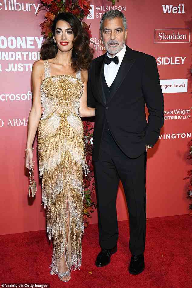 Sein ER-Co-Star: Clooney wurde mit seiner Anwaltsfrau Amal Clooney gesehen, die Gold und Silber trug