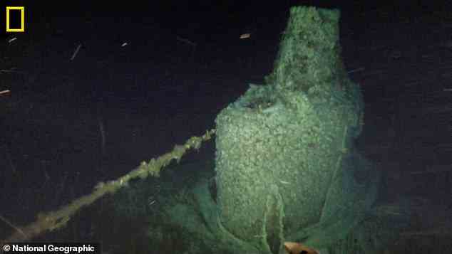 OBEN: Das erste Filmmaterial des U-111 vom Juni 2022 zeigt einen Teil davon, der mit Fischernetzen bedeckt ist.  Das Wrack ist für Unterwasserroboter und eine kleine Anzahl technischer Taucher zugänglich.