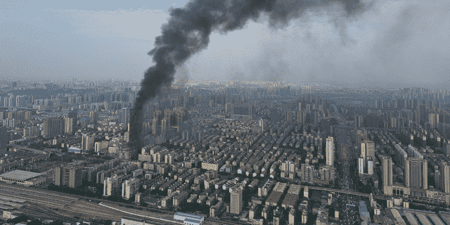 Flammen und Rauch steigen am 16. September 2022 aus einem 218 Meter hohen Bürogebäude in Changsha, Provinz Hunan, China.  In einem Hochhaus in der Stadt Changsha ist am Freitagnachmittag ein Großbrand ausgebrochen.  Bisher wurden keine Opfer gemeldet. 
