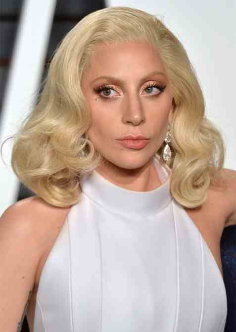 Lady Gaga-gebleichte Augenbrauen.