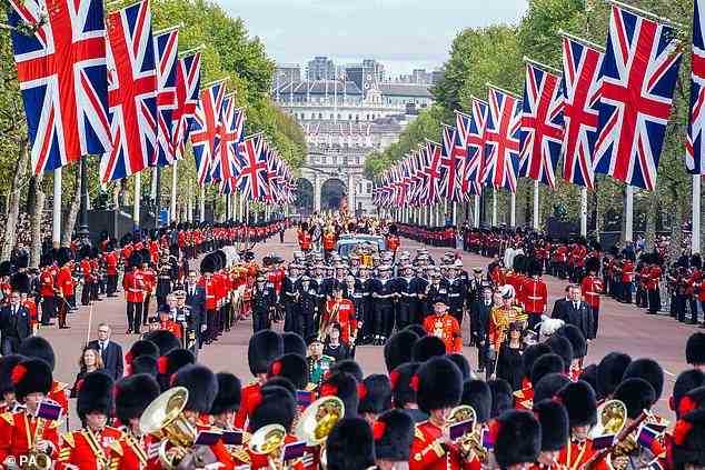 Großbritannien kam am Montag (im Bild) zum Stillstand, als sich Millionen versammelten, um die Beerdigung der Königin zu sehen und sich von ihr im ganzen Land zu verabschieden
