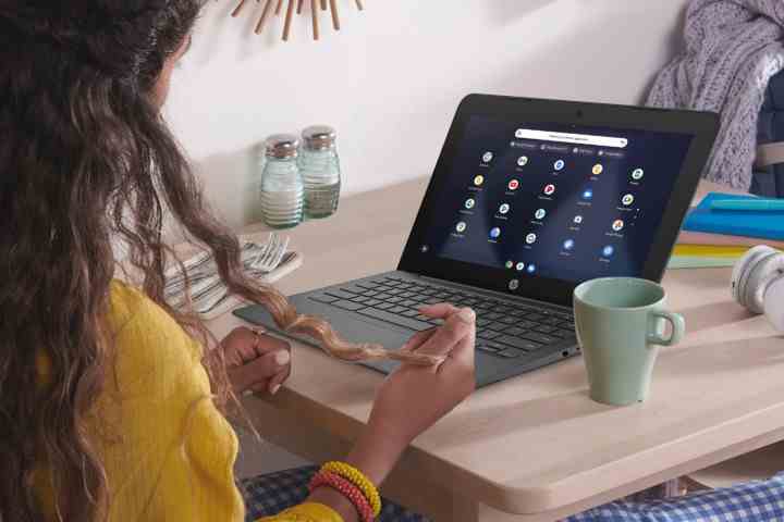 Frau sitzt am Schreibtisch und verwendet ein 11,6-Zoll-Chromebook von HP.