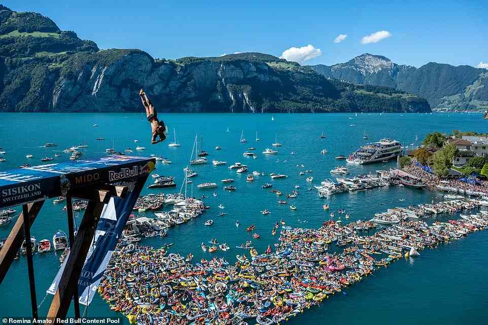 Unglaubliche Bilder sind aufgetaucht, die waghalsige Taucher zeigen, die während eines jährlichen Klippensprung-Wettbewerbs in der Schweiz von Plattformen mit einer Höhe von bis zu 88,5 Fuß (über) stürzen.  Abgebildet, Miguel Garcia aus Kolumbien