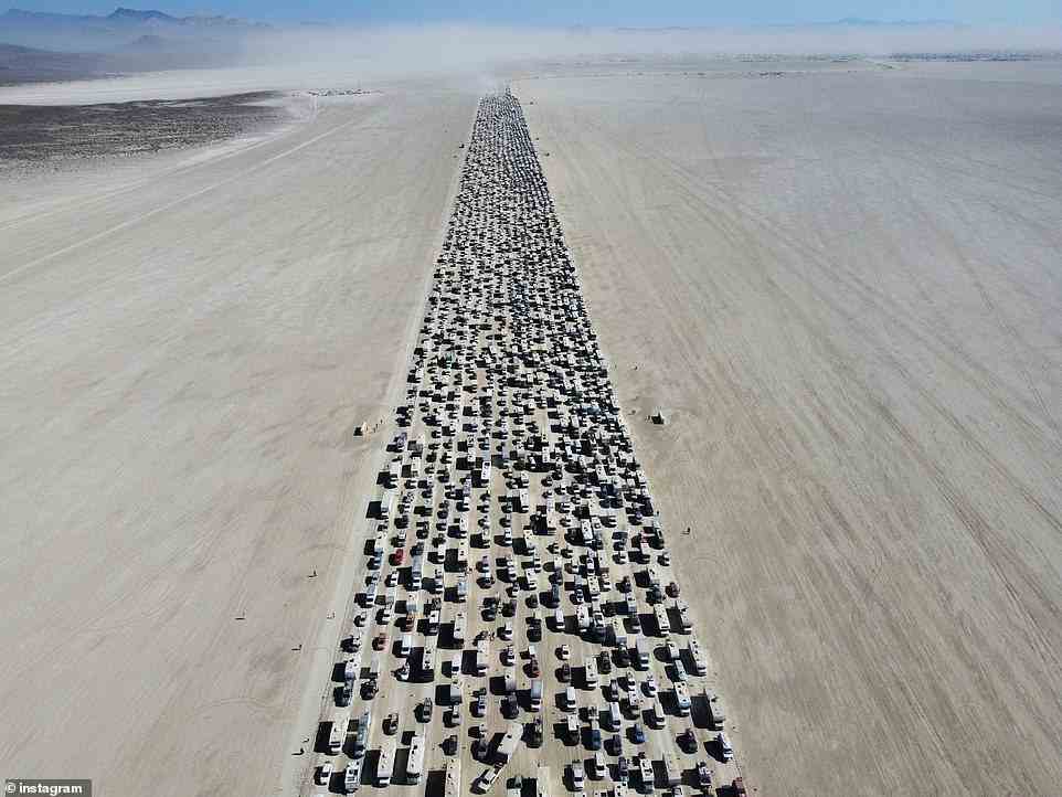 Meilen von Verkehrslinien sind am Montag zu sehen, als 80.000 Nachtschwärmer die Wüste von Nevada am Ende von Burning Man verließen