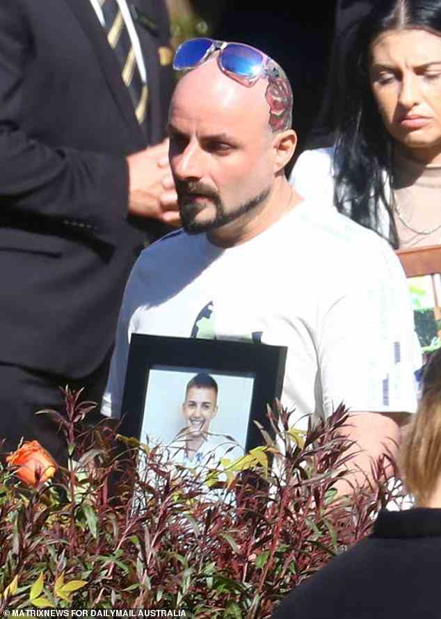 Exaven Desisto hat den Namen seines Sohnes Antonio auf seinen Kopf tätowiert (im Bild), nachdem der 16-Jährige am 6. September zusammen mit vier anderen Teenagern bei einem Autounfall auf tragische Weise ums Leben gekommen war