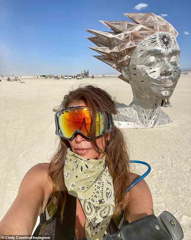Lustige Mutter: Supermodel Cindy Crawford ging letzte Woche mit ihrer Tochter Kaia zu Burning Man und teilte am Sonntag Bilder von der Erfahrung auf Instagram