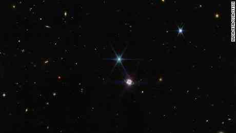 In diesem Bild von Webbs Nahinfrarotkamera erscheinen neben Neptun ein paar Hunderte von Hintergrundgalaxien, die sich in Größe und Form unterscheiden.