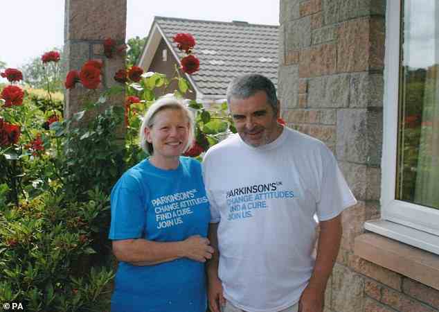 Joy Milne, 72, konnte Parkinson bei ihrem Mann 12 Jahre vor der Diagnose erschnüffeln, weil sich sein Geruch veränderte.  Sie ist oben mit ihrem verstorbenen Ehemann Les abgebildet