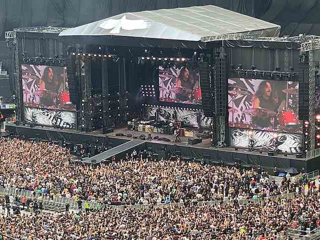 Tribute: Das Taylor Hawkins Tribute Concert begann am Samstagabend im Wembley-Stadion, als sich Scharen von Fans und Musikern versammelten, um dem verstorbenen Schlagzeuger zu gedenken