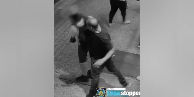Das NYPD veröffentlichte ein Video eines unprovozierten Angriffs vom 12. August, der sich gegen 22:45 Uhr vor der 163 E 188 St in der Bronx abspielte. 