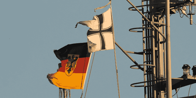 Die deutsche Flagge flattert auf dem Versorgungsschiff der deutschen Marine Elbe bei der Ankunft zur NATO Baltic MCM Squadex 22-Übung im Hafen von Riga, Lettland, am 15. März 2022. Bild aufgenommen am 15. März 2022. 