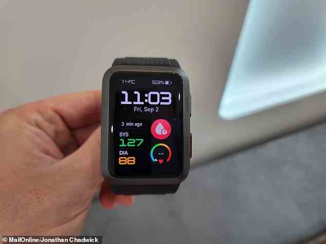 Die neue Huawei Watch D, die diese Woche auf der IFA 2022 in Berlin vorgeführt wird, bläst sich langsam um Ihr Handgelenk auf