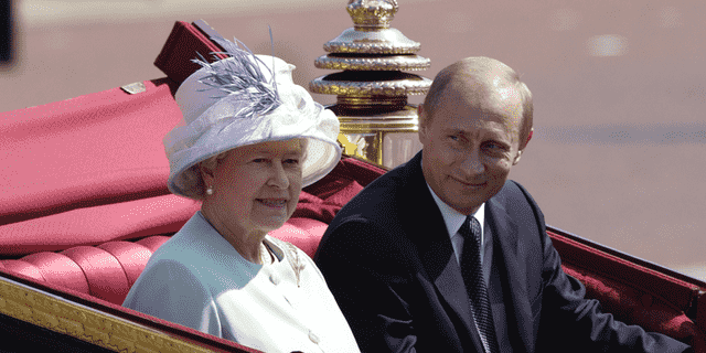 Der russische Präsident Wladimir Putin wird bei seinem Staatsbesuch am 24. Juni 2003 in London von Königin Elizabeth II. Begleitet.