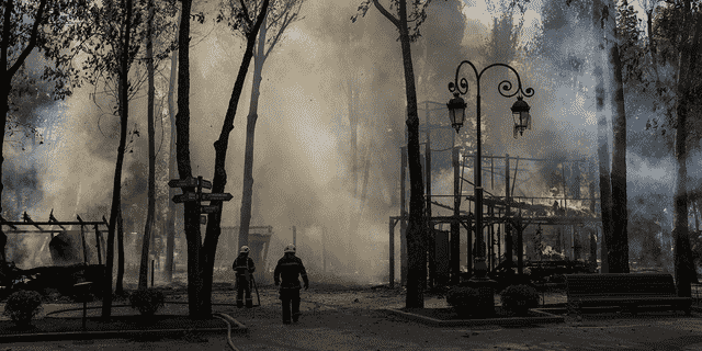 Feuerwehrleute löschen am Dienstag, den 3. Mai, ein Feuer nach einem russischen Bombardement in einem Park in Charkiw, Ukraine.