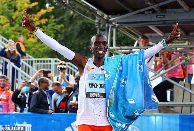 Eliud Kipchoge brach bei seinem fünften Berlin-Marathon mit einer Zeit von 2:01:10 den Weltrekord