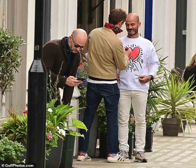 Los geht's: Eddie Redmayne hat das T-Shirt eines Fans unterschrieben, nachdem er am Donnerstag in London erkannt worden war