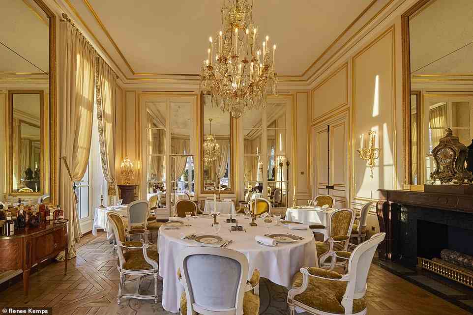 Ted Thornhill setzt sich an einen der begehrten Restauranttische im Hotel Le Grand Controle (oben), um „The Feast“ zu erleben – ein mit einem Michelin-Stern ausgezeichnetes Alain Ducasse-Menü, das an ein Bankett von König Ludwig XIV. erinnert