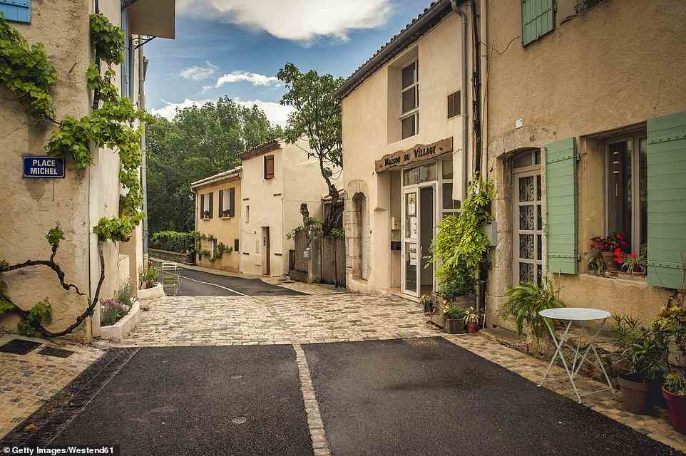 Charmant: Martin Symington erkundet im Bild Aix-en-Provence in Südfrankreich, den „sonnenverwöhnten, unbeschwerten“ Geburtsort des Künstlers Paul Cezanne