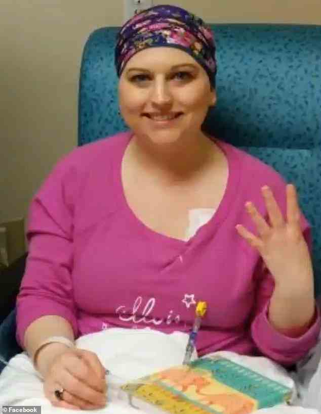 Kristine Stone, 29 Jahre alt, wurde zunächst gesagt, dass sie keinen Krebs habe, nachdem sie in einem namenlosen Krankenhaus zum Ultraschall gegangen war, als sie sich Sorgen um den Klumpen machte.  Sechs Monate später wurde bei anderen Scans Brustkrebs im Stadium 4 diagnostiziert.  Sie ist oben während der Chemotherapie abgebildet und lebt jetzt in Renton, Washington, in einer Wohnung unter ihren Eltern