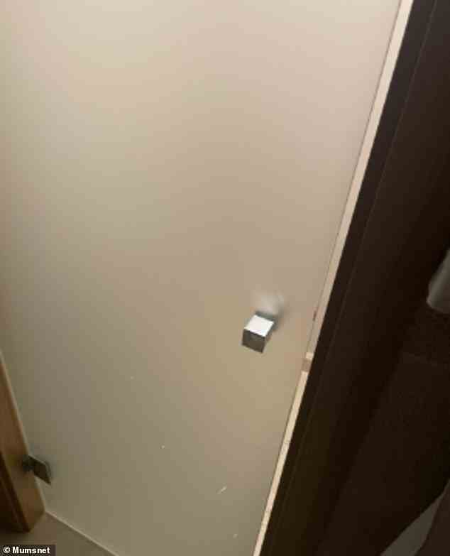 Auf dem Elternforum Mumsnet teilte die anonyme Benutzerin, von der angenommen wird, dass sie in Großbritannien lebt, ein Foto ihrer Hotelbadezimmertür (im Bild) mit Platz auf jeder Seite