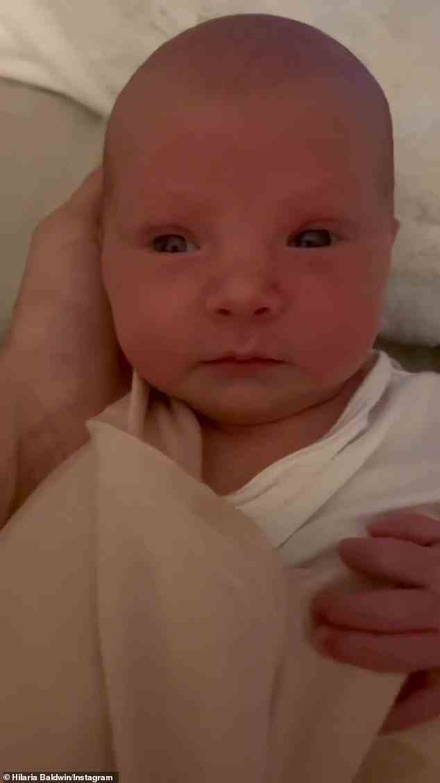 „Unsere Namen bedeuten "glücklich"‘: Hilaria Baldwin enthüllte die Bedeutung des Namens ihrer neugeborenen Tochter Ilaria, als sie ein berührendes Video von ihrem kleinen Mädchen mit Schluckauf teilte