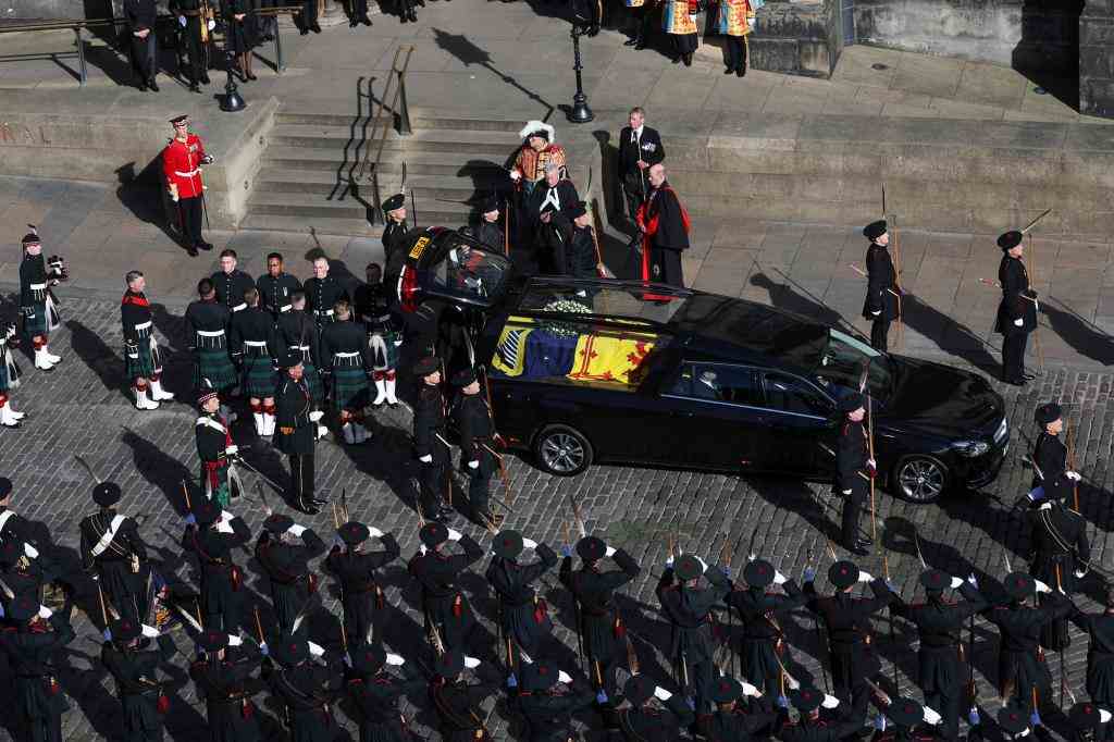 Prozession des Sarges Ihrer Majestät der Königin Elizabeth II. zur St. Giles Cathedral