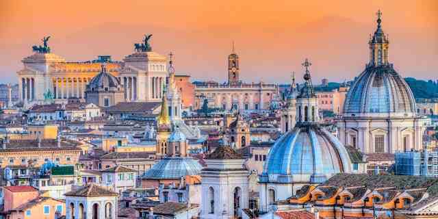 Das Foto zeigt die Skyline von Rom, Italien. 