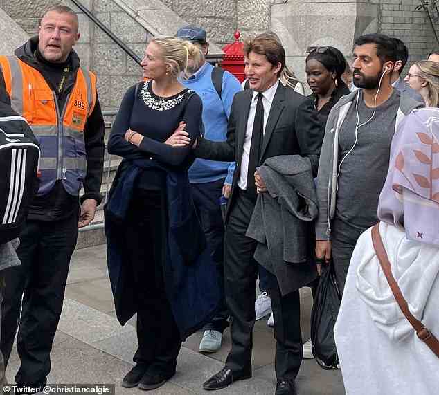 Auf dem Weg: James Blunt und seine Frau Sofia Wellesley standen am Sonntag in London in der Nähe der Tower Bridge Schlange, um der Queen ihre Aufwartung zu machen