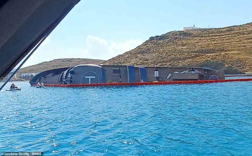 Eine 160 Fuß lange James-Bond-Superyacht namens 007 ist nur wenige Meter vor einem griechischen Strand gesunken