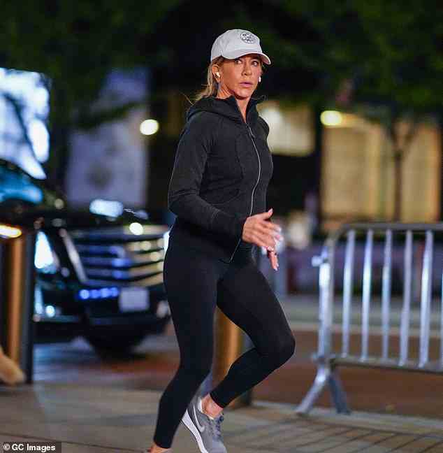 Unterwegs: Jennifer Aniston sorgte dafür, dass sie ihr Trainingsprogramm beibehielt, als sie zwischen den Drehszenen für The Morning Show zum Joggen aufbrach