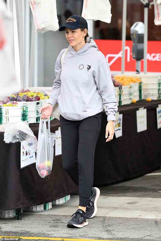 Einen Sonntag genießen: Jennifer Garner sah kausal aus, als sie am Sonntag über den Bauernmarkt von Pacific Palisades ging