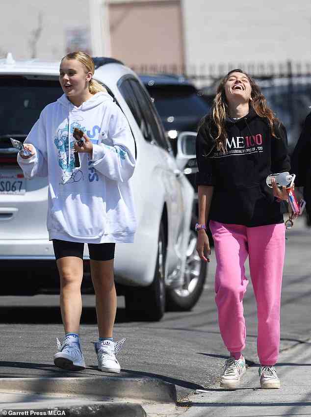 Glückliche Mädchen: JoJo Siwa, 19, und ihre Freundin Avery Cyrus wurden liebevoll, als sie sich am Donnerstag mit JoJos Eltern in Los Angeles ein Haus ansahen