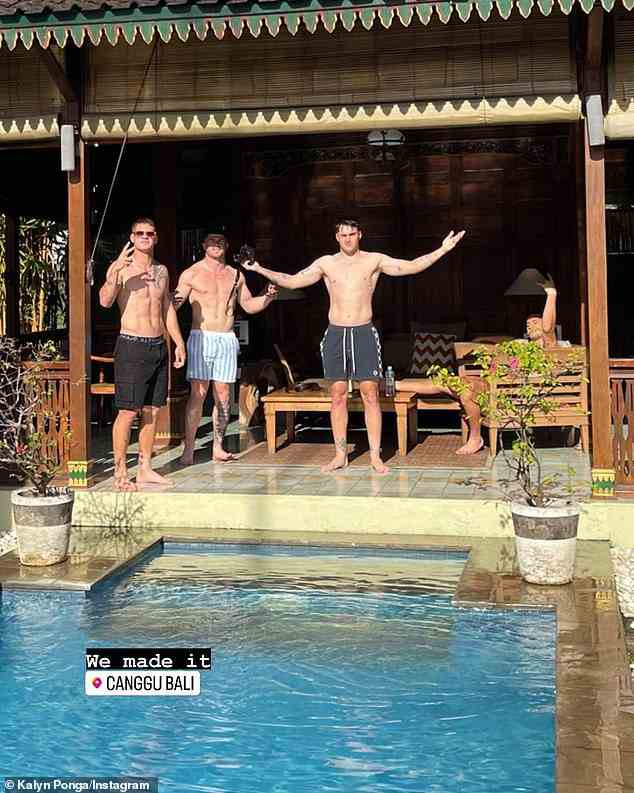 Kalyn Ponga (links, mit Sonnenbrille) genießt derzeit einen Urlaub in Canggu auf Bali mit zwei seiner Knights-Teamkollegen nach einem anstrengenden Jahr auf und neben dem Feld