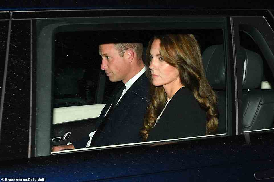 Der Prinz und die Prinzessin von Wales (im Bild) auf dem Weg zum Buckingham Palace, um sich anderen hochrangigen Royals anzuschließen und den Sarg der Königin entgegenzunehmen, der heute aus Edinburgh geflogen wurde