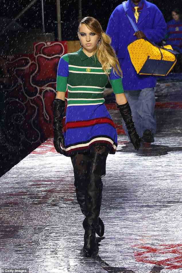 Auf den Punkt gebracht: Kate Moss' Tochter Lila, 19, eroberte am Sonntag bei der New York Fashion Week den Laufsteg von Tommy Hilfiger in hüfthohen Stiefeln und einem Minikleid im Sturm
