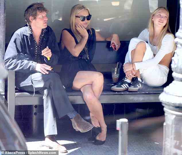 Nehmen Sie es leicht: Kate Moss wurde von Tochter Lila und ihrem Freund Nikolai von Bismarck begleitet, als sie sich am Samstag in New York City entspannte