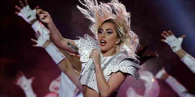 Auf diesem Aktenfoto vom 5. Februar 2017 tritt Lady Gaga während der Halbzeitshow des NFL Super Bowl 51 Footballspiels zwischen den New England Patriots und den Atlanta Falcons in Houston auf.