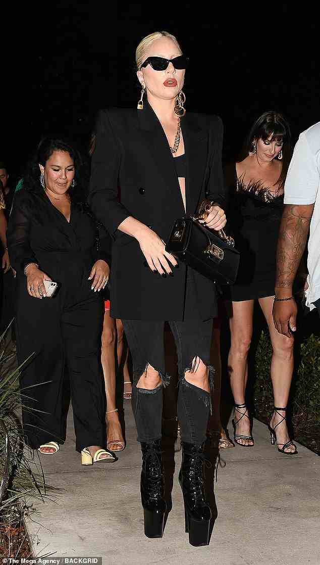Ausgehen: Vor ihrem nächsten Konzerttermin hat sich Lady Gaga in einem schicken, komplett schwarzen Outfit aufgemacht, um am Freitag einen Abend mit Freunden in Miami, Florida, zu genießen
