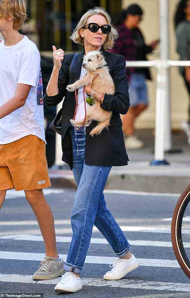 Naomi Watts, 53, (im Bild) sah in einem schwarzen Blazer und Jeans stilvoll aus, als sie am Samstag ihren entzückenden Hund Izzy durch New York City trug